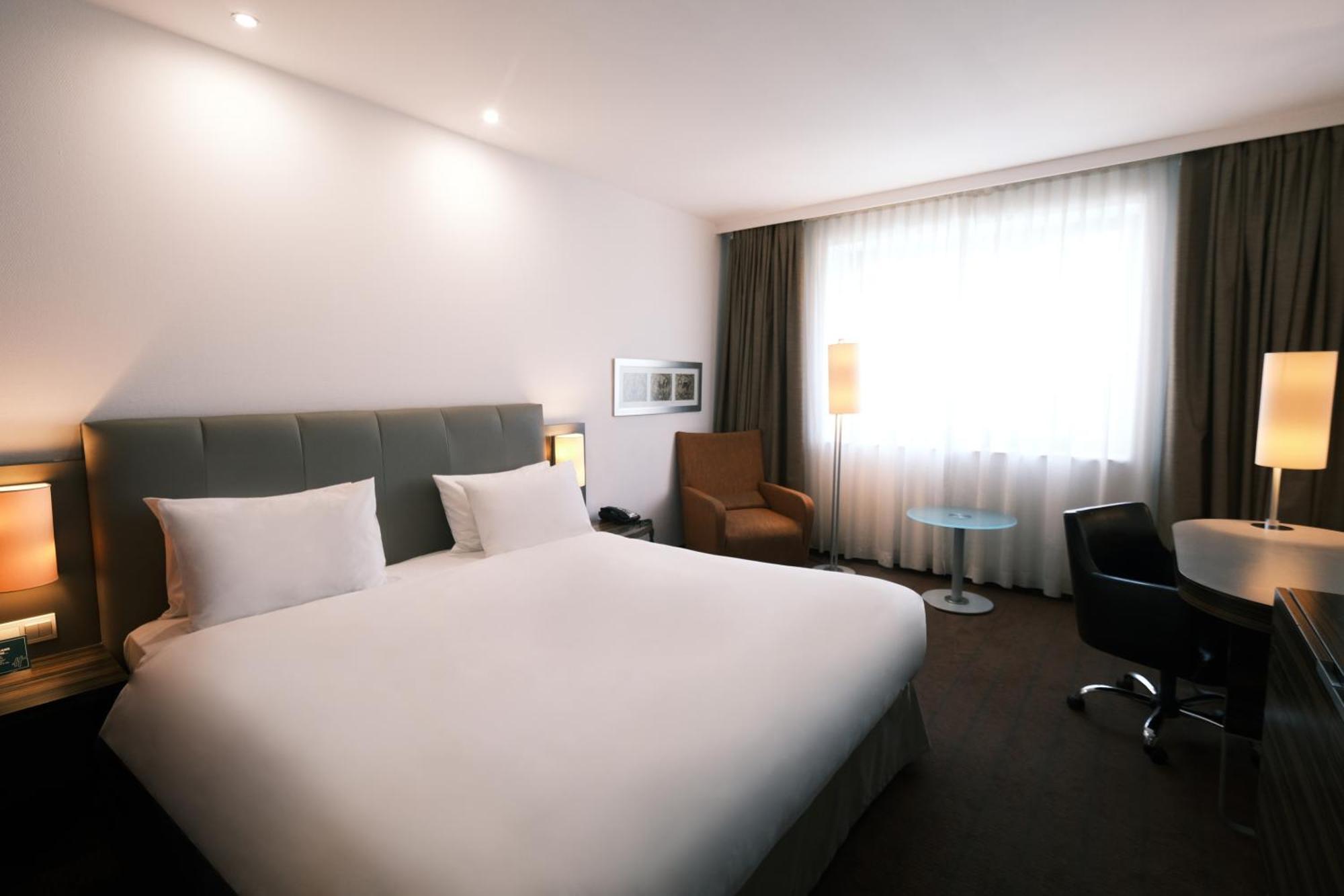 Holiday Inn Almaty By Ihg Exterior foto